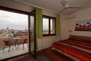 Phòng đôi Deluxe, ban công, quang cảnh sông | Két bảo mật tại phòng, bàn, khu vực làm việc phù hợp cho laptop 