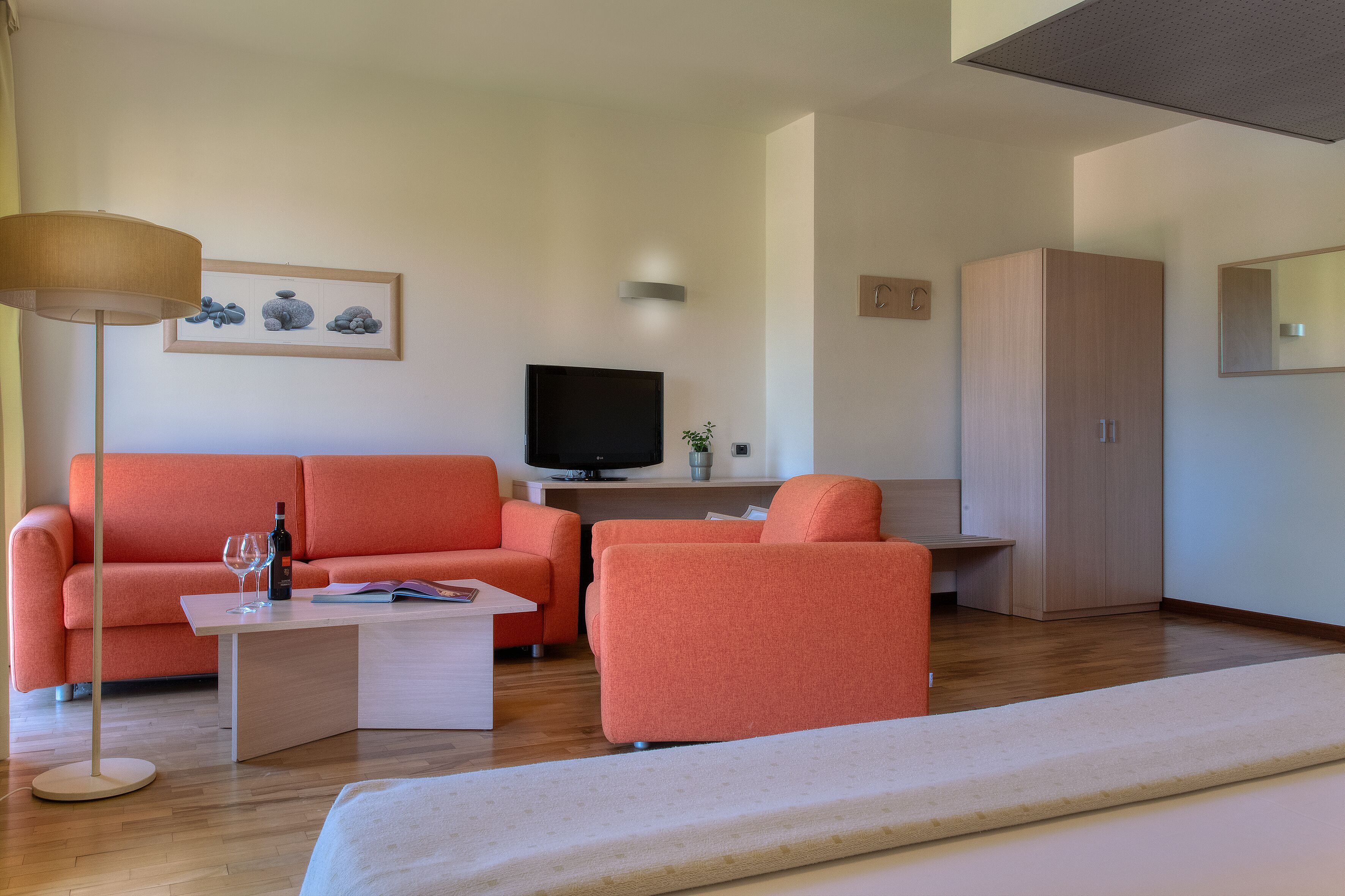 1 chambre, minibar, coffres-forts dans les chambres, bureau