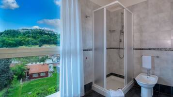 Douche, articles de toilette gratuits, sĂšche-cheveux, bidet