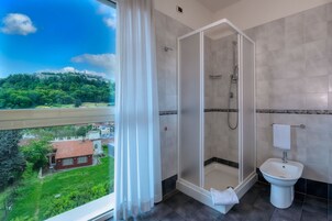 Ducha, artículos de tocador gratuitos, secador de pelo, bidet