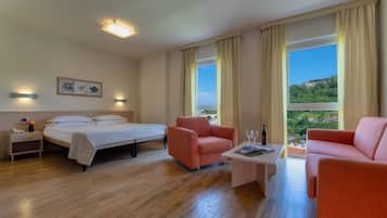 Junior-Suite, HĂŒgelblick | 1 Schlafzimmer, Minibar, Zimmersafe, Schreibtisch