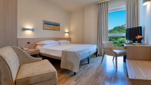 A hotel room with a bed, a desk, a chair, and a television. - B&B Hotels Park Hotel Mondovi (Mondovi)