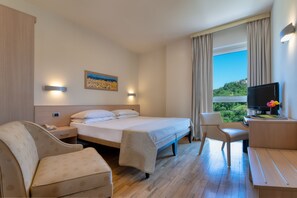 標準雙人或雙床房, 山景 | 1 間臥室、迷你吧、客房內保險箱、書桌