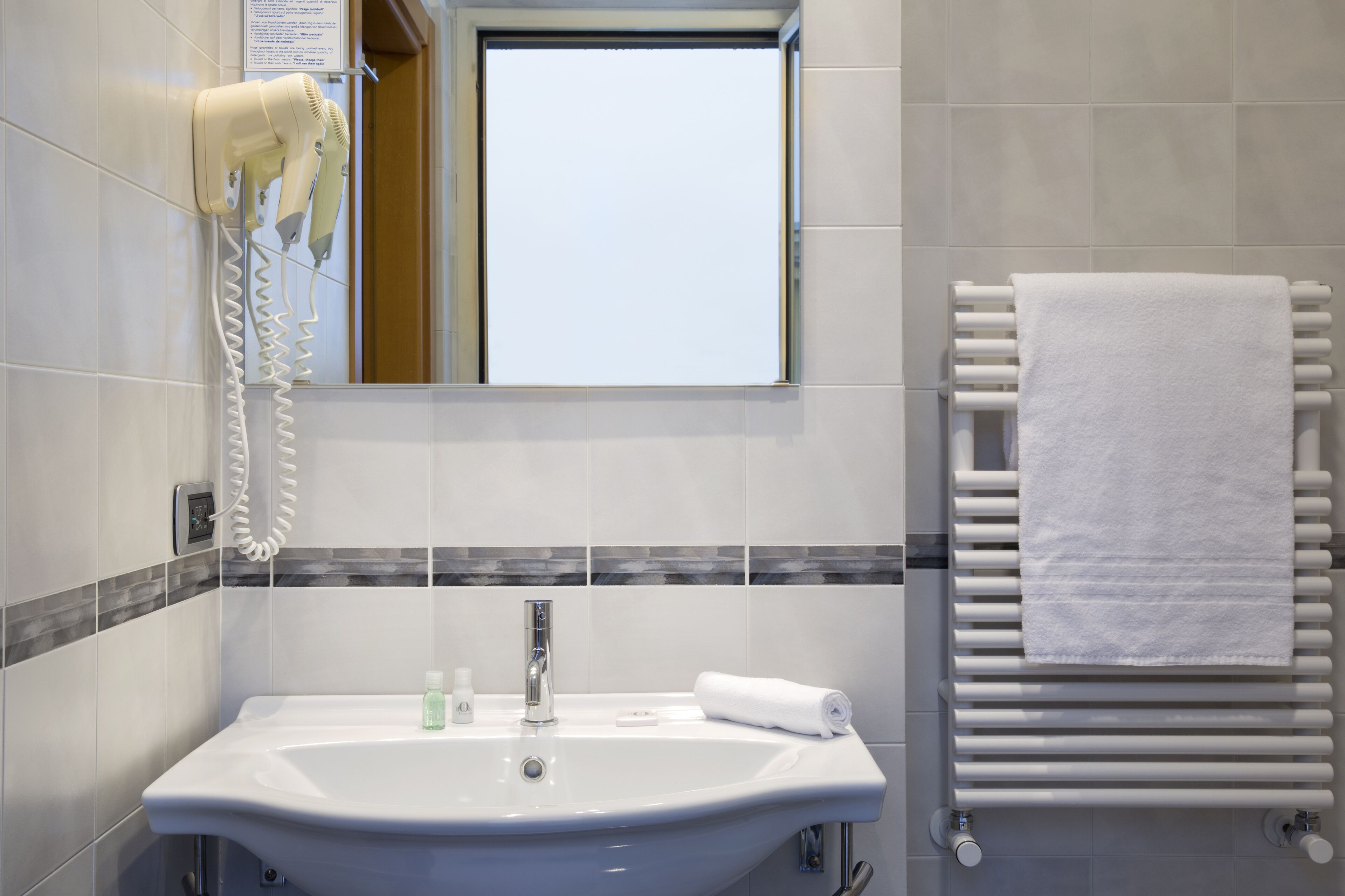 classic single room | bathroom | shower, free toiletries, hair dryer, bidet