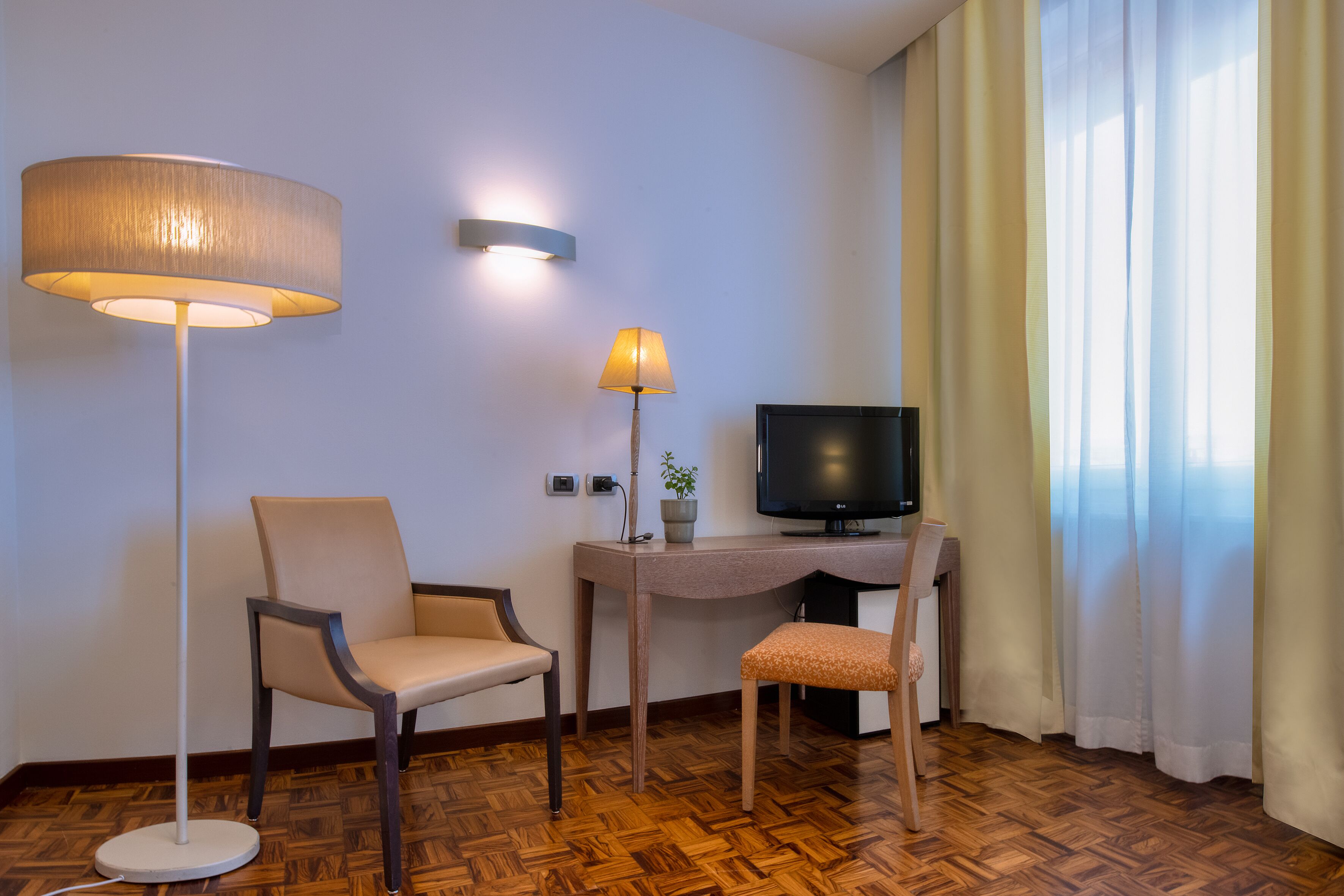standard double or twin room | 1 bedroom, minibar, in-room safe, desk