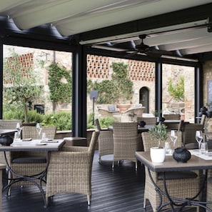 Petit-déjeuner, déjeuner et dîner servis sur place, vue sur la piscine