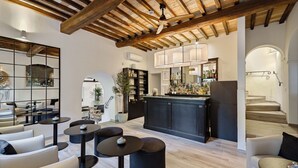 Un intérieur moderne comprenant un bar, des espaces pour s’asseoir et un escalier.