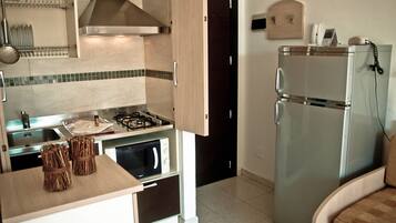 Refrigerador con congelador, microondas y parrilla de estufa
