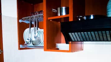Kühlschrank, Mikrowelle, Herdplatte, Kochgeschirr/Geschirr/Besteck