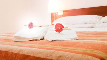 VÀrdeförvaringsskÄp pÄ rummet, skrivbord och arbetsyta för laptop