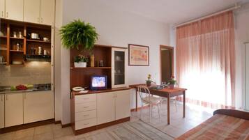 VÀrdeförvaringsskÄp pÄ rummet, skrivbord och arbetsyta för laptop