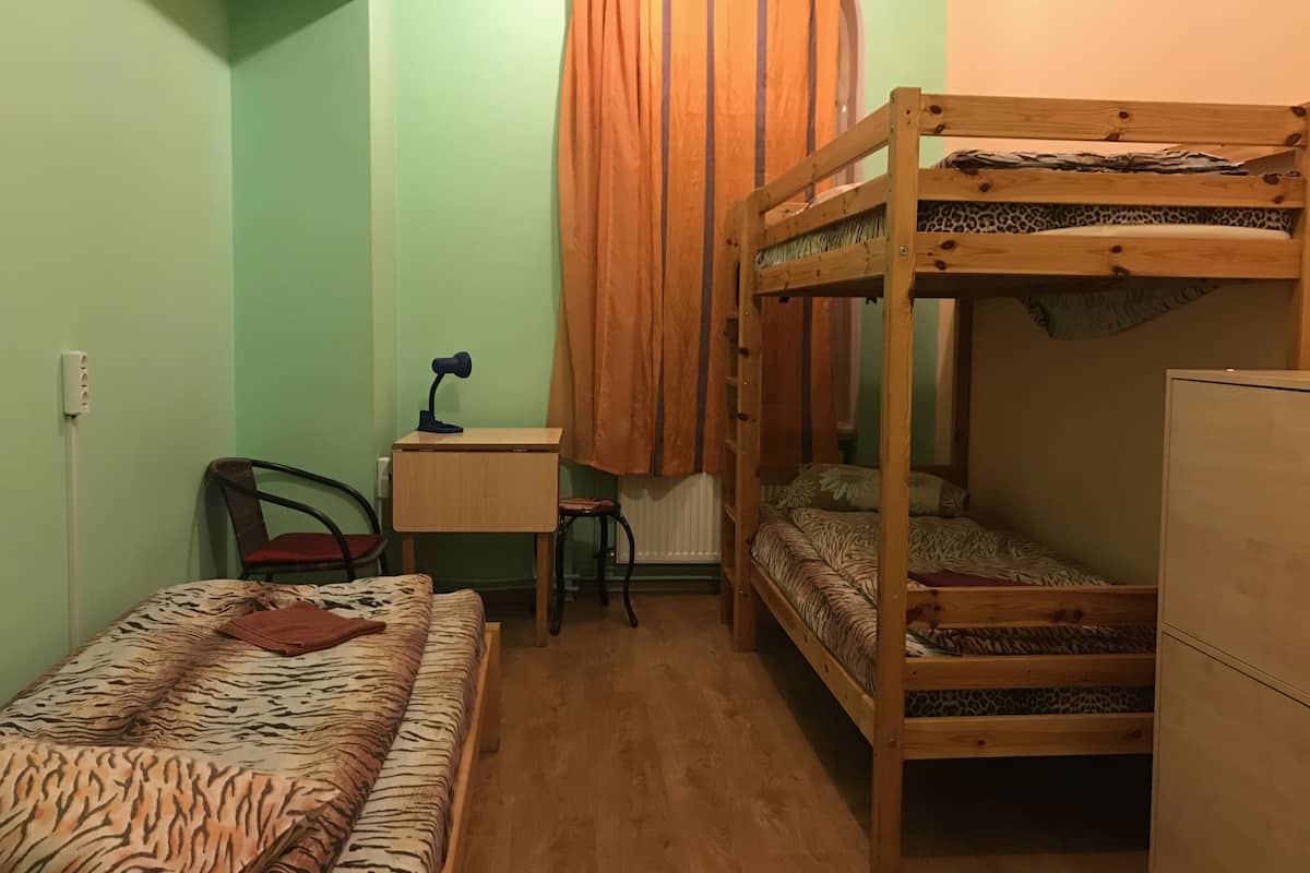 Caja de seguridad en la habitación y escritorio