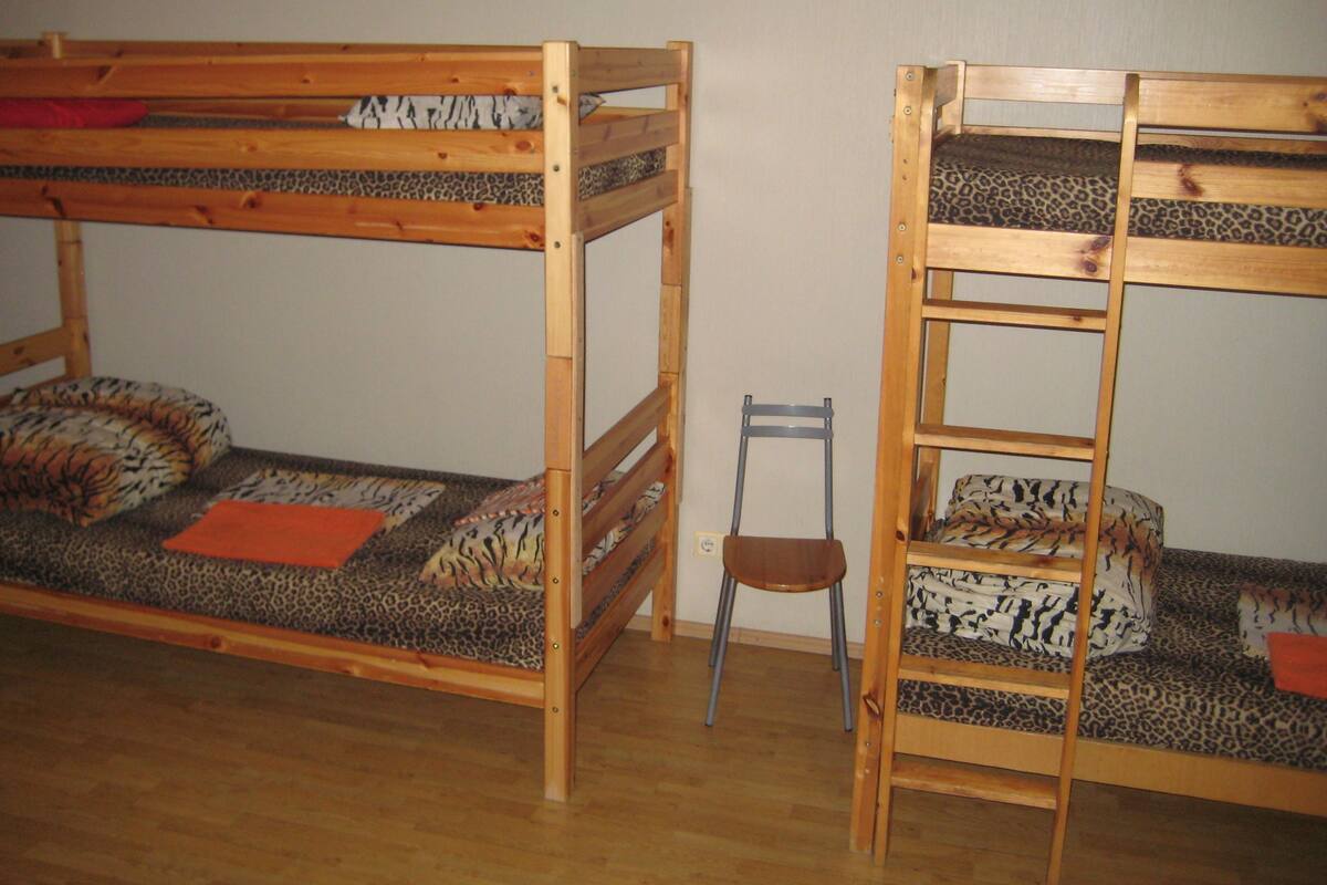 Caja de seguridad en la habitación y escritorio