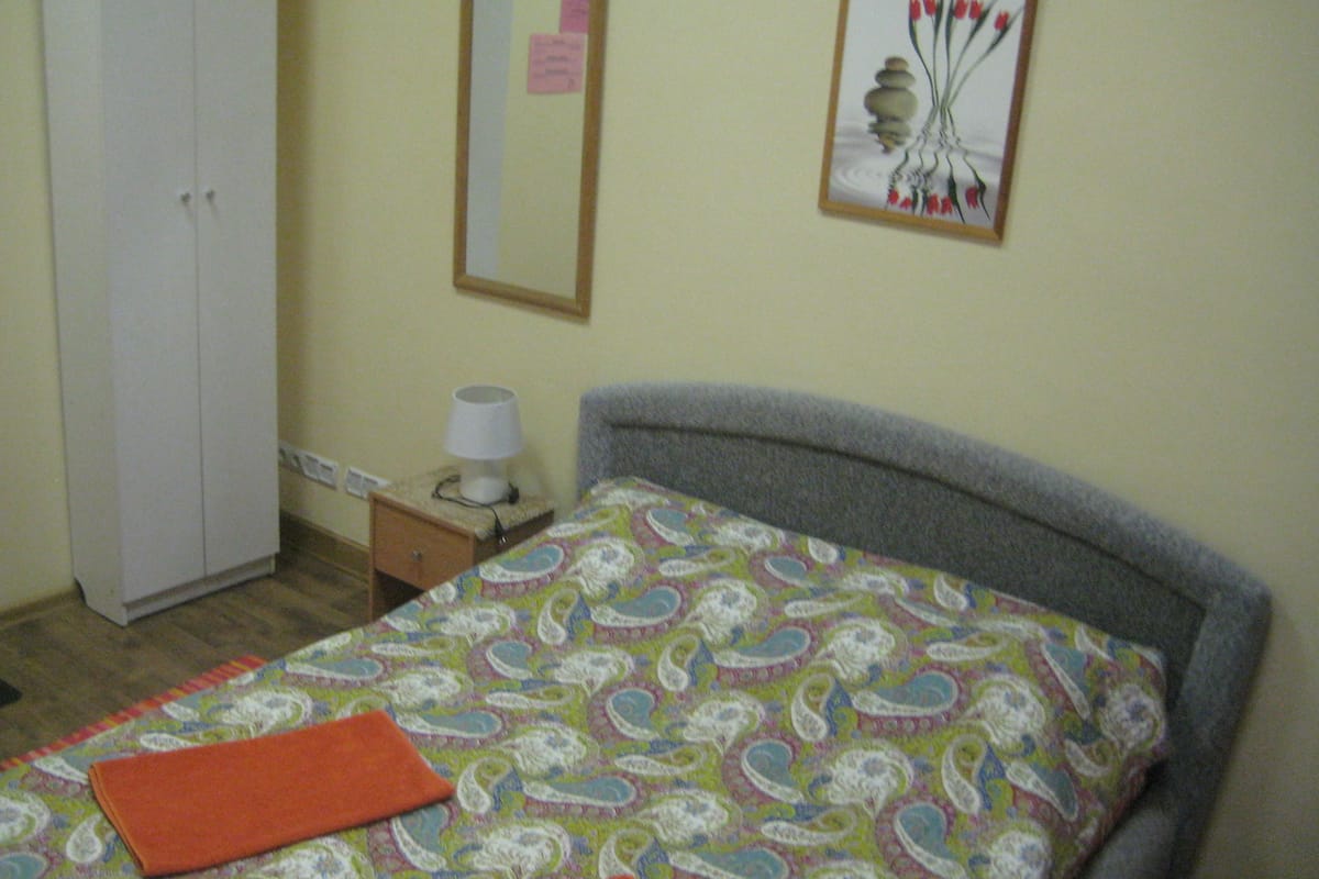 Caja de seguridad en la habitación y escritorio