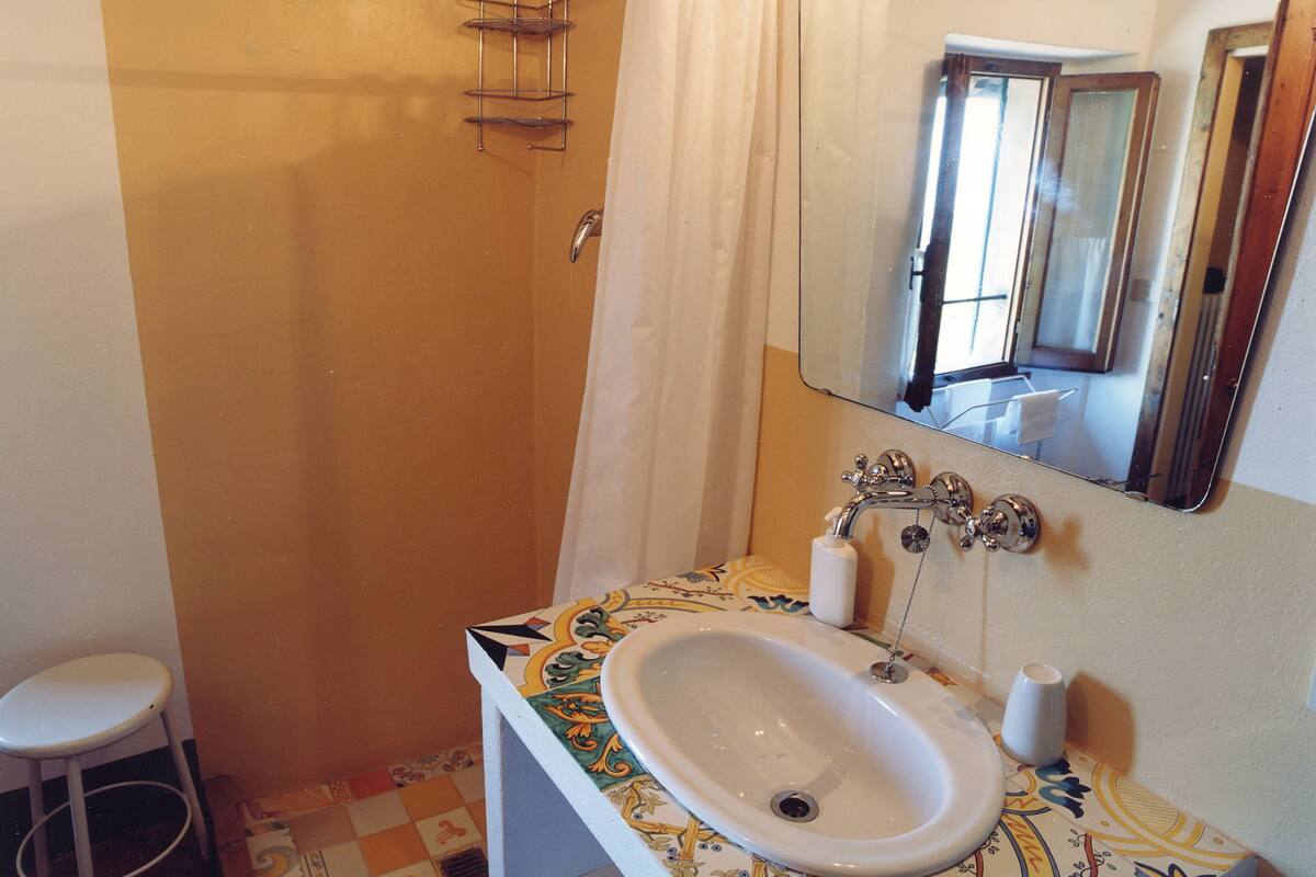 Romantic Double Room | Bathroom | Shower, rainfall showerhead, free toiletries, hair dryer