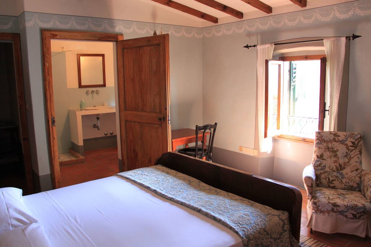 1 bedroom, Egyptian cotton sheets, down comforters, memory foam beds