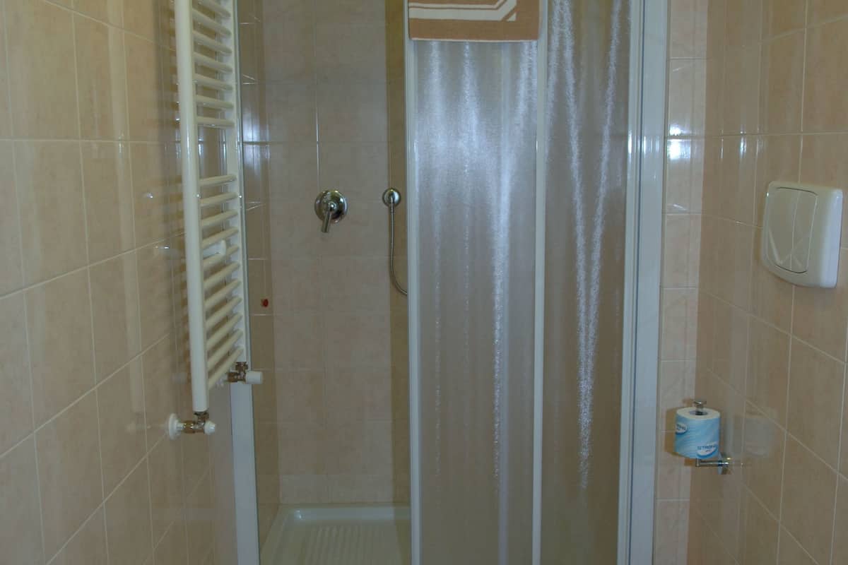 Doccia, set di cortesia gratuito, asciugacapelli, bidet