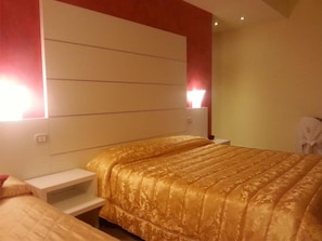 Minibar, in-room safe, desk, soundproofing - La Rosa dei Venti (Monte San Giusto)