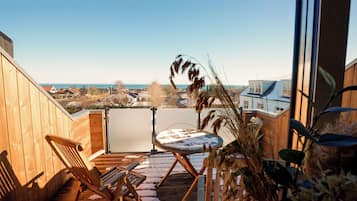Junior Suite with ocean view | Escritorio y espacio para trabajar con laptop