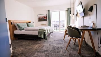 Deluxe kamer (Spa entrance not included) | Een bureau, een laptopwerkplek, een strijkplank/strijkijzer, gratis wifi