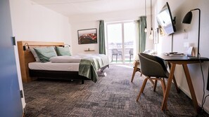 Escritorio y espacio para trabajar con laptop 