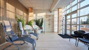 Indoor spa tub