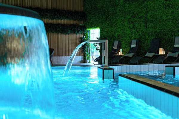 Couples treatment rooms, sauna, hot tub, body treatments, hydrotherapy
