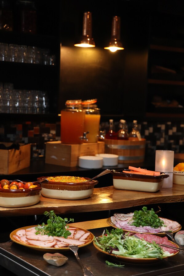 Una zona de bar con diferentes opciones de comida y bebidas.