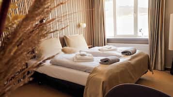 Junior Suite with ocean view | Skrifborð, vinnuaðstaða fyrir fartölvur, straujárn/strauborð