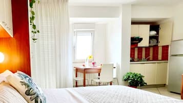 Studio | In-room safe, iron/ironing board, free WiFi, bed sheets