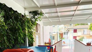 Un espace de jeux couvert avec un toboggan et des structures d’escalade.
