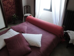 Design Double Room (Paprika) | Premium bedding, down duvets, individually decorated