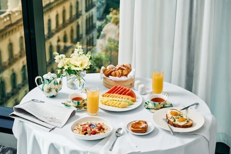 Daily buffet breakfast for a fee. Sheraton Melbourne Hotel