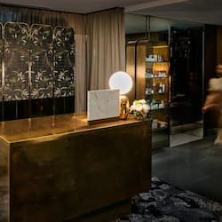 2 bars/lounges, cocktail bar