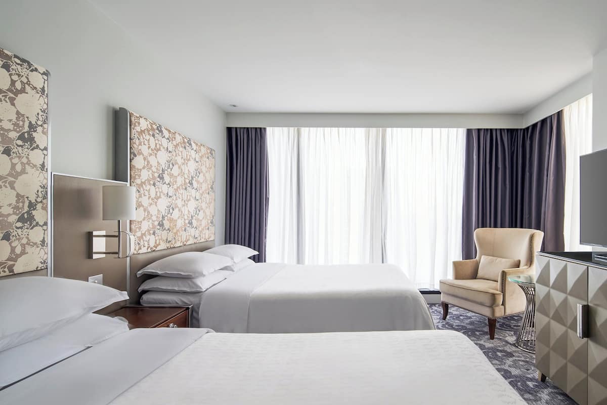 Sengetøy av topp kvalitet, senger med overmadrass og safe på rommet