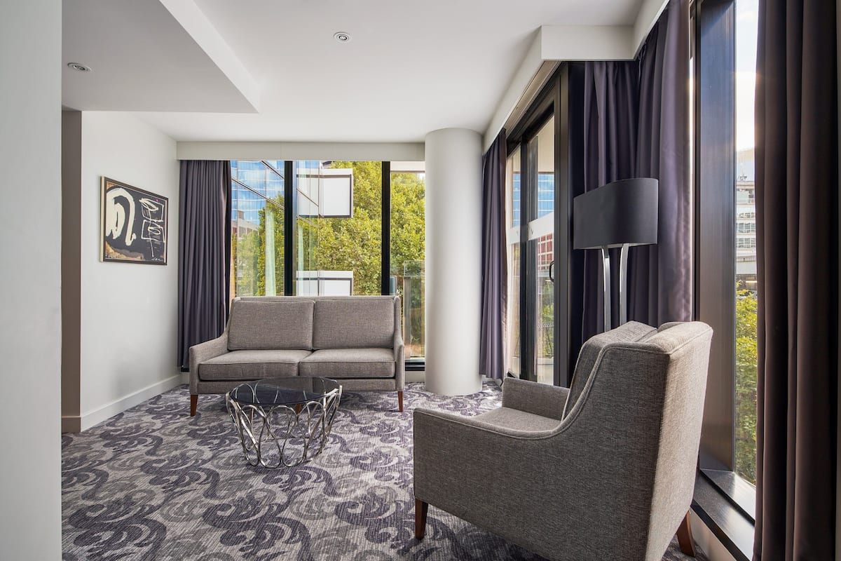 En 40-tommers LCD-TV med kabel-kanaler samt TV og iPod-dokkingstasjon