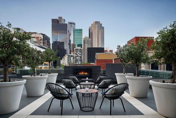 2 bars/lounges, cocktail bar