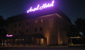 Depan hartanah - siang/malam