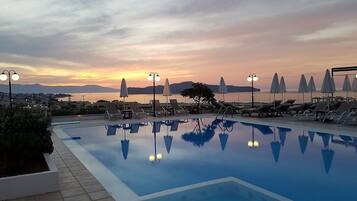 Piscine extérieure, parasols de plage, chaises longues