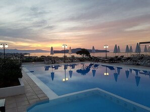 Piscine extérieure, parasols de plage, chaises longues