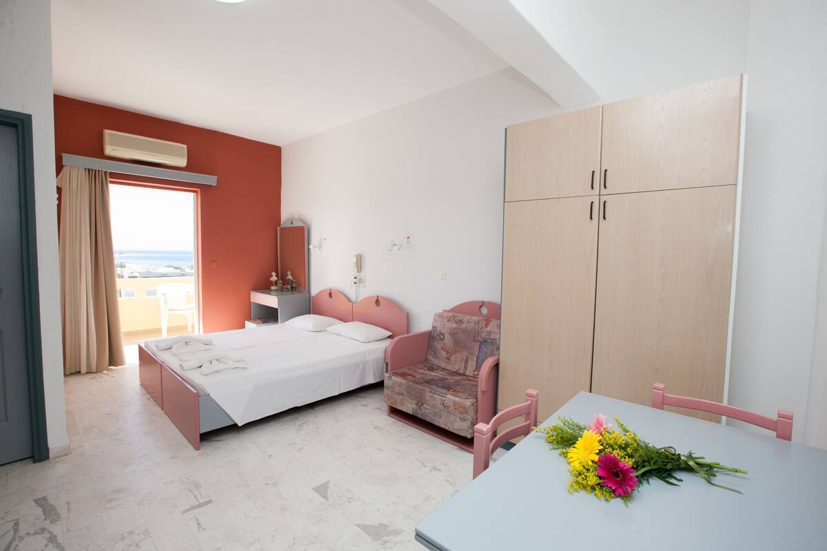 Cribs (free), WiFi (free), bed sheets