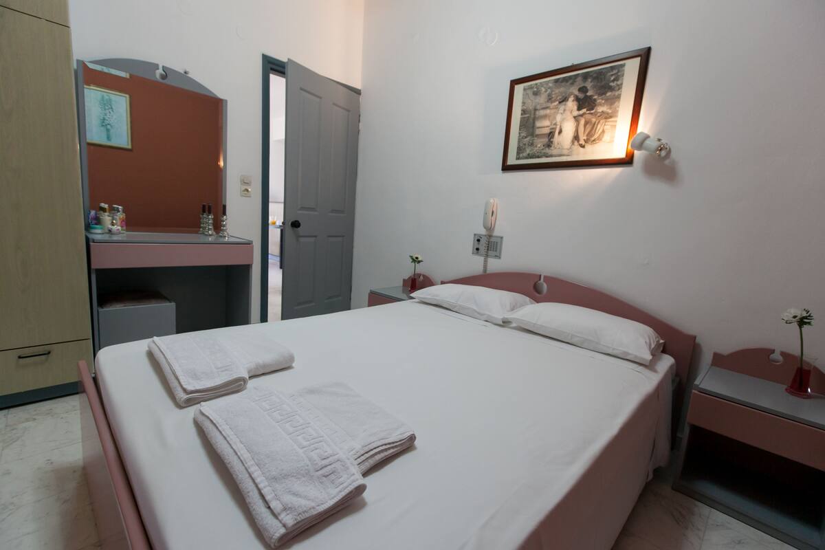Cribs (free), WiFi (free), bed sheets