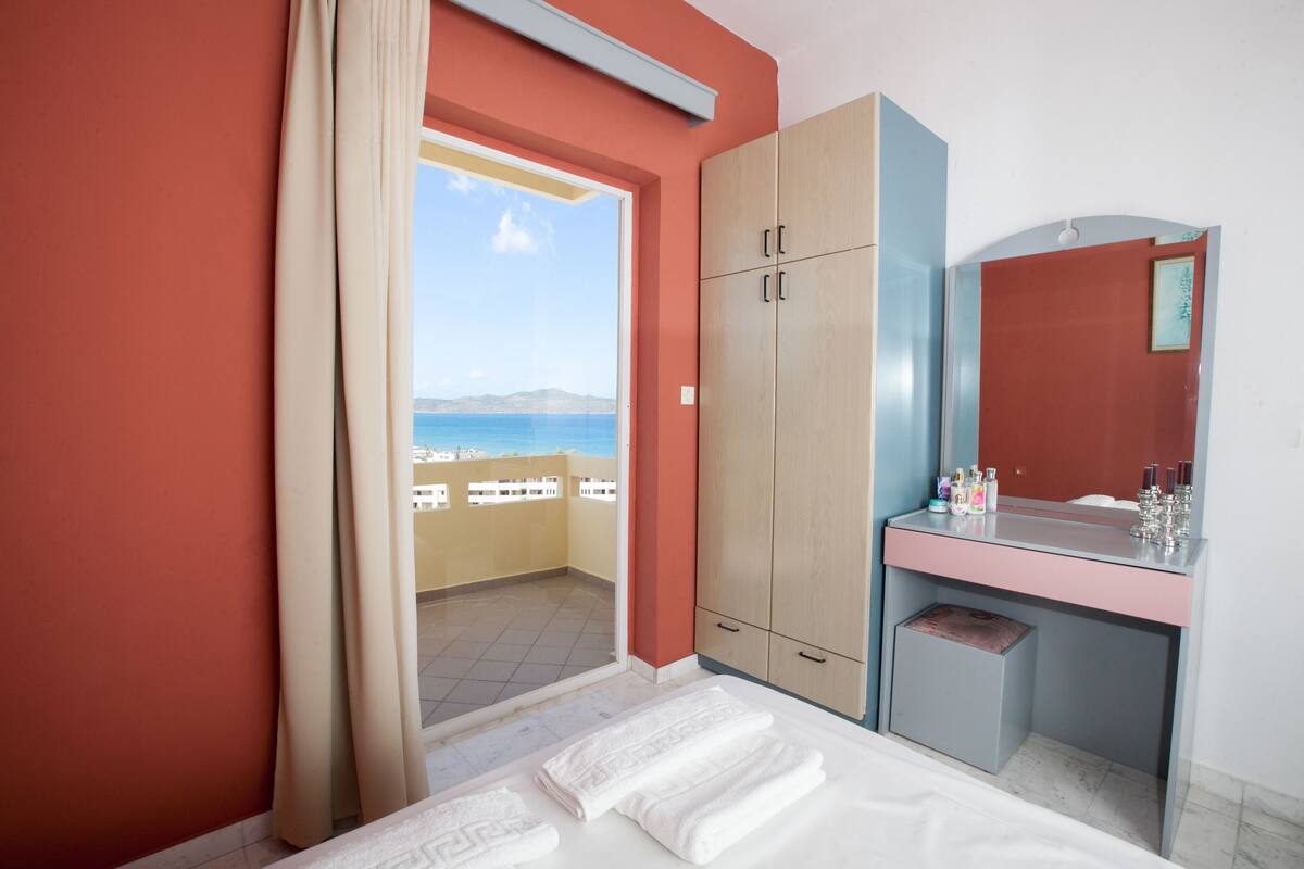 Cribs (free), WiFi (free), bed sheets