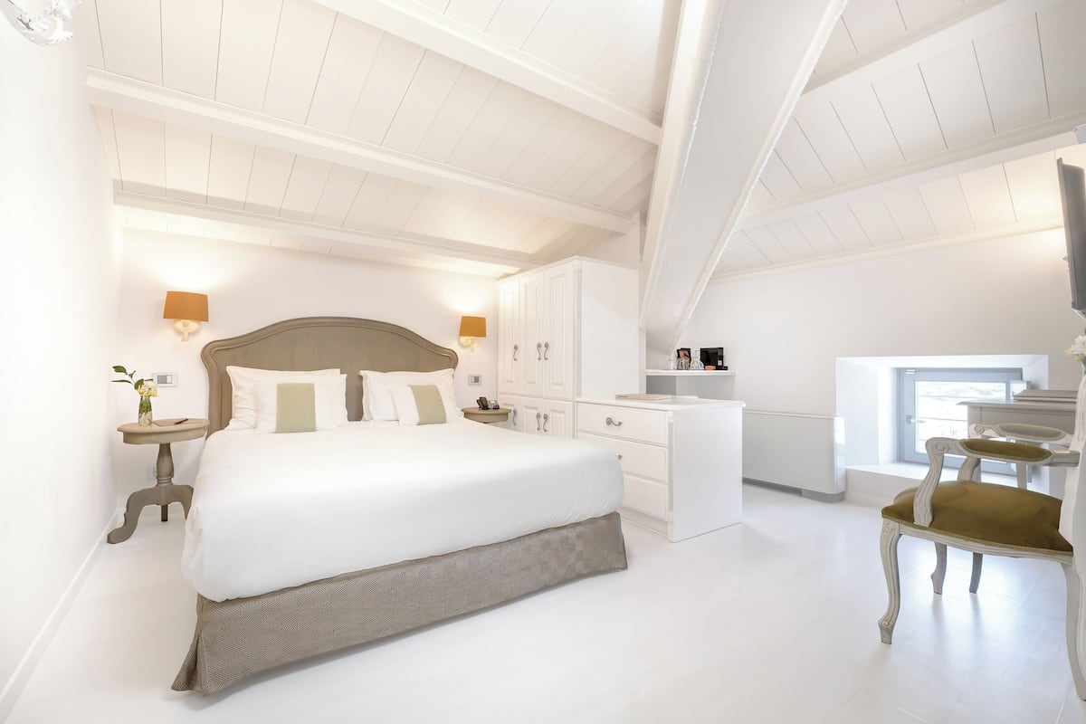 The Cozy one | 1 bedroom, Egyptian cotton sheets, premium bedding, down comforters