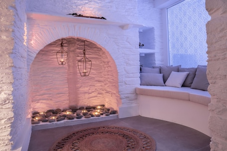 Hot tub, Turkish bath, body treatments, hydrotherapy, aromatherapy. Micra Anglia Boutique Hotel & Spa