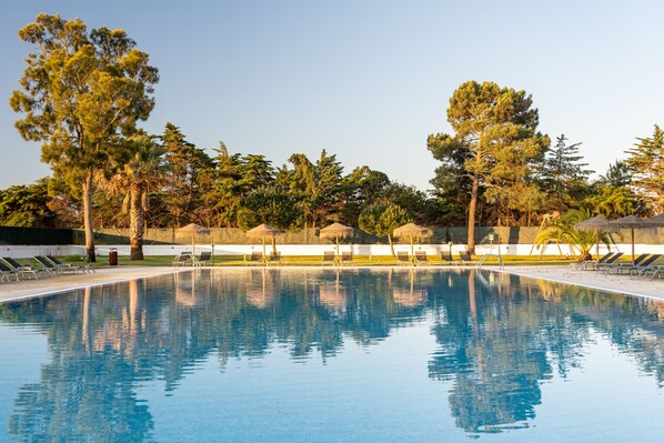 2 outdoor pools, pool umbrellas, pool loungers - Vila Park (Santiago do Cacém)