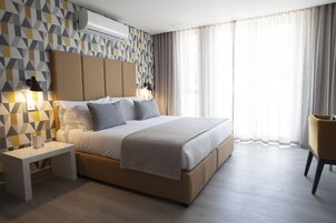 Superior Deluxe Room | Ropa de cama de alta calidad, caja fuerte, decoración individual