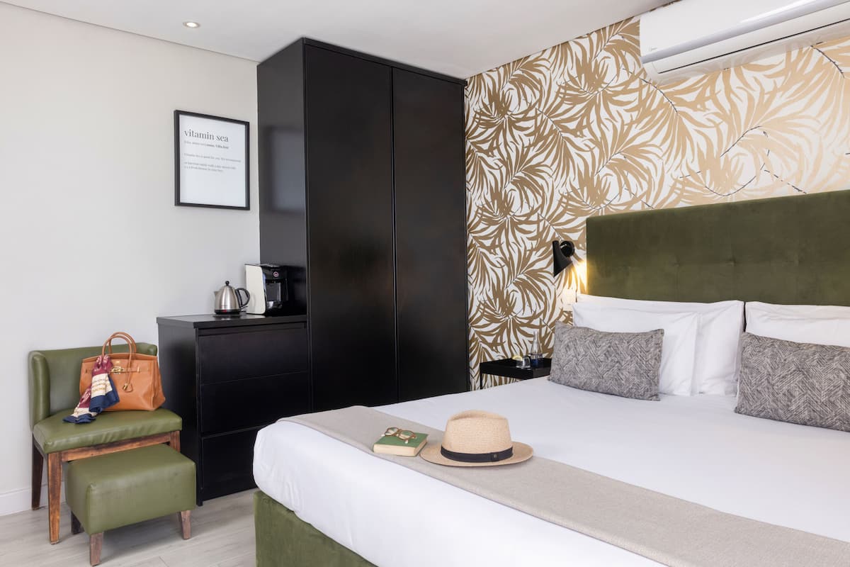 Superior Deluxe Room | Seprai premium, brankas, meja kerja, dan tirai kedap cahaya