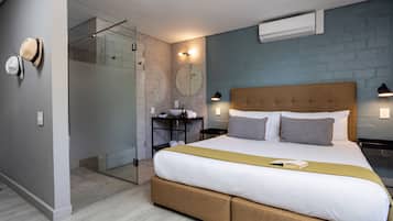 Deluxe Room, 1 Bedroom | Premium bedding, in-room safe, individually decorated, desk
