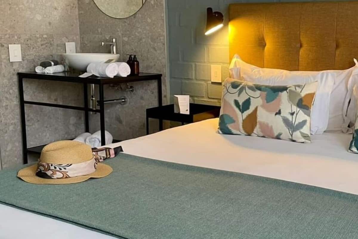 Kamar Double Klasik, 1 Tempat Tidur King | Seprai premium, brankas, meja kerja, dan tirai kedap cahaya